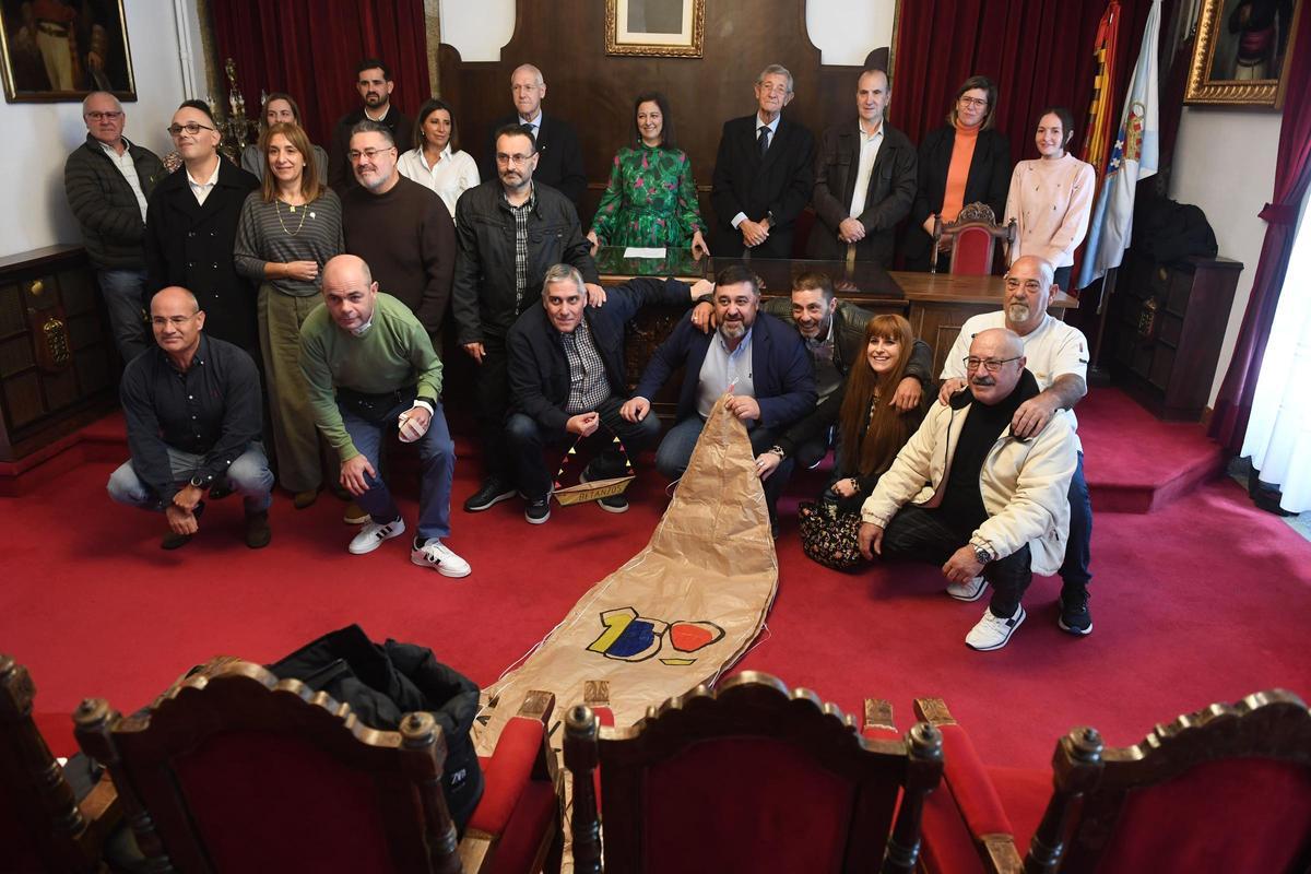 Los doce homenajeados por elaborar y lanzar el Globo de Betanzos, miembros del patronato de la Fundación Globo de San Roque e integrantes de la Corporación municipal de Betanzos.