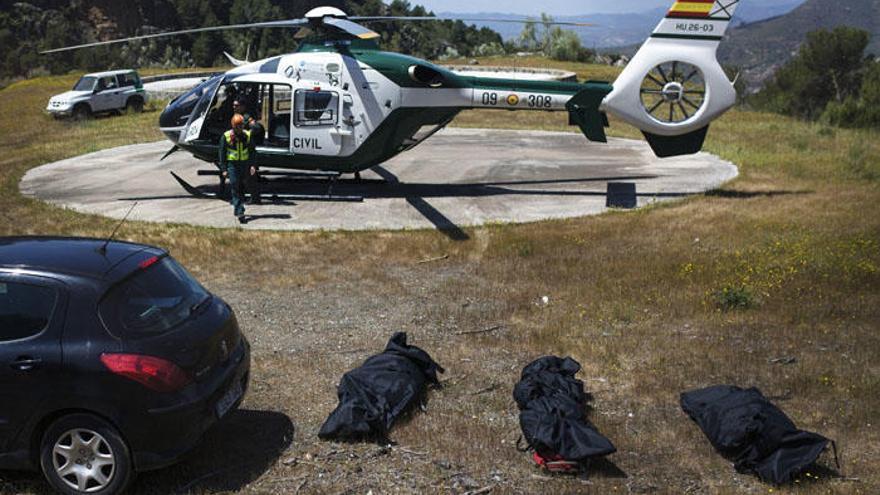 Los tres cuerpos recuperados por la Guardia Civil.