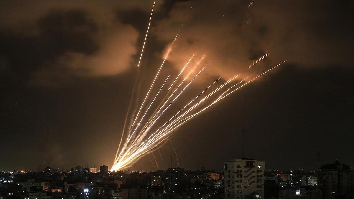 Cohetes disparados desde Gaza hacia Israel.