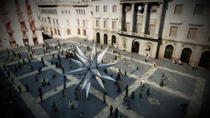 La estrella que sustituye al pesebre en la plaza de Sant Jaume esta próxima Navidad, en Barcelona