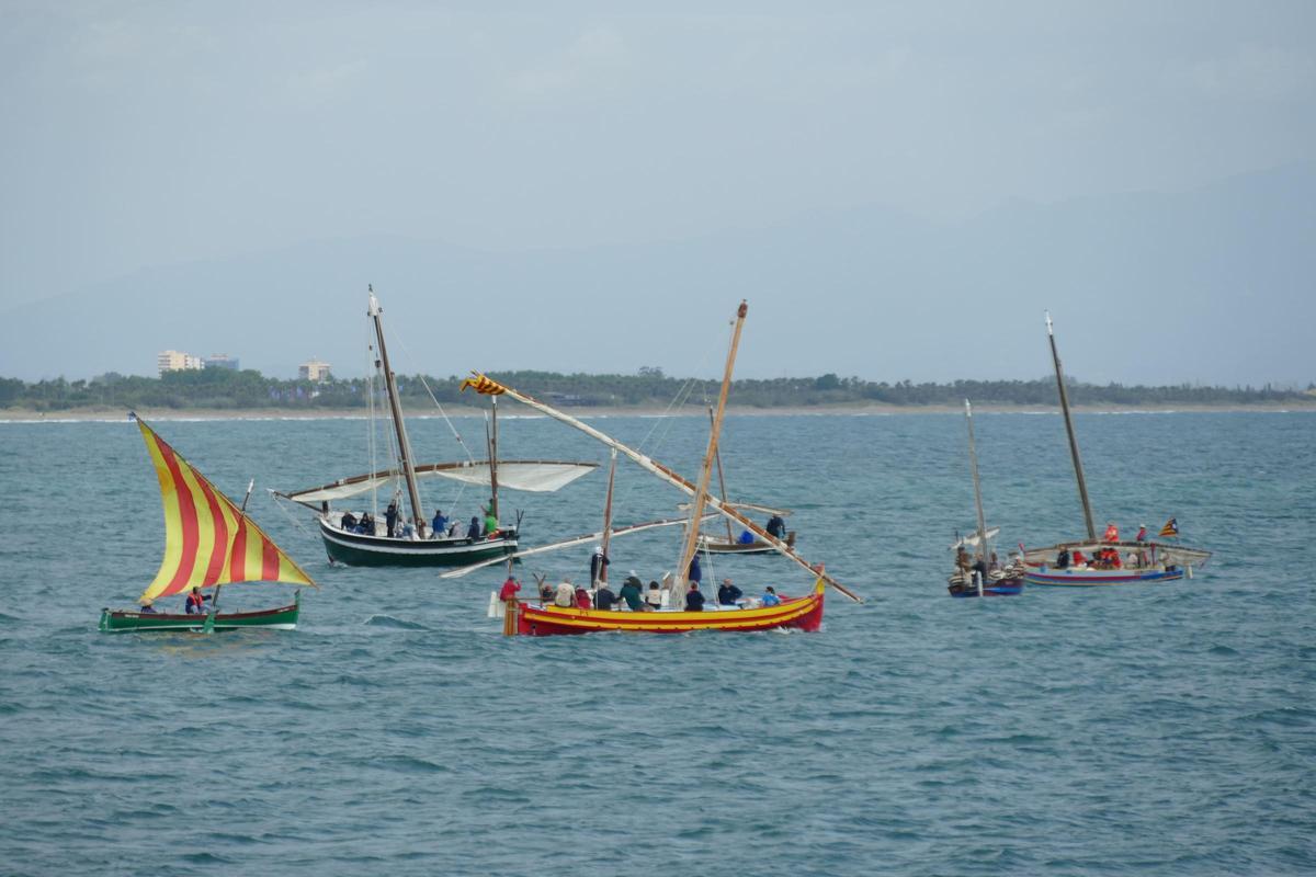 La trobada de vela llatina va omplir les aigües de l'Escala d'embarcacions de fusta i a vela.