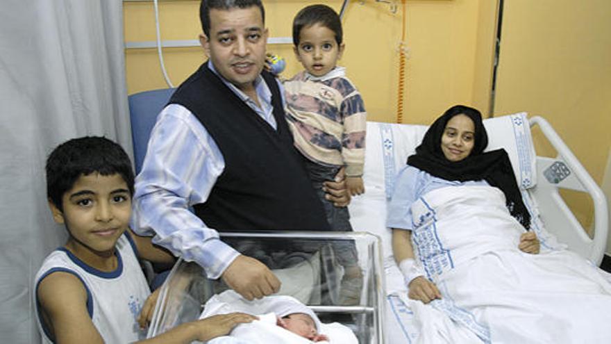 Kizi Lhmad M&#039;Barek y Bochalga Laabiba con su hijo mayor y su bebé recién nacido, en el Hospital de Arrecife.