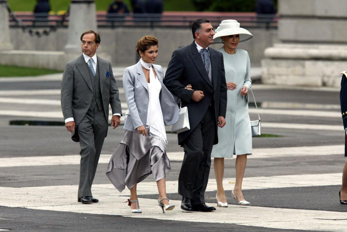 Farah Diba con su hijo Reza Palhaví y su nuera en la la boda de los entonces príncipes Felipe y Letizia, en 2004.