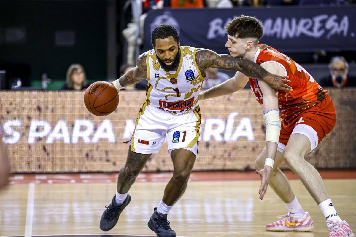 Agustín Ubal intenta aturar Cole durant el duel contra el Venècia