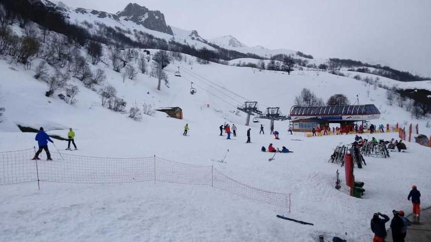 Esquiadores, ayer, en la estación invernal de Fuentes de Invierno.