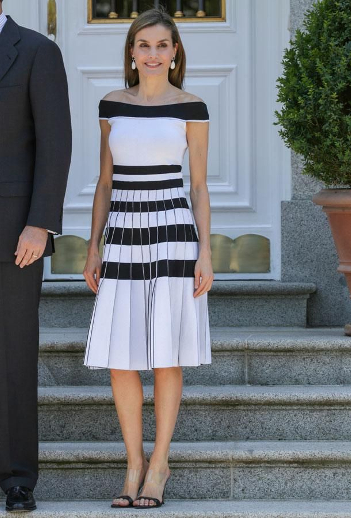 El look de Letizia Ortiz de Carolina Herrera con escote barco