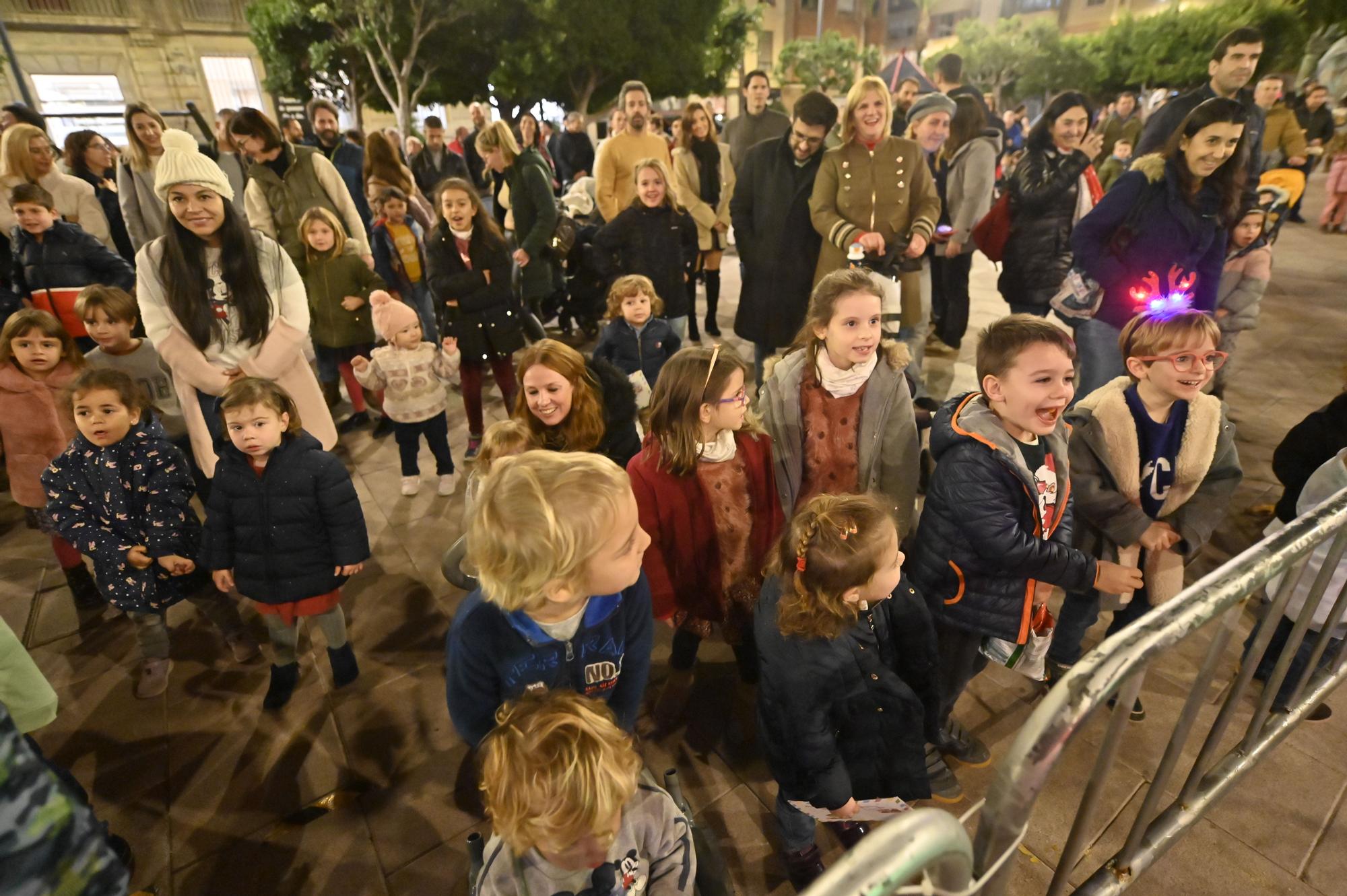 Los peques de Castelló entregan al Cartero Real las misivas con sus deseos. Encuentra tu foto.