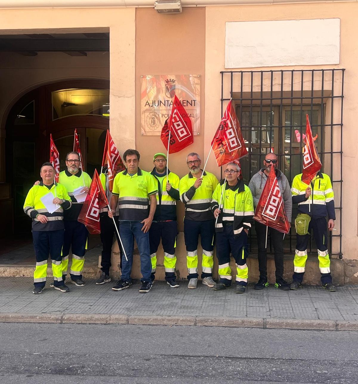 Trabajadores del servicio de recogida de basura, este viernes, ante el ayuntamiento.