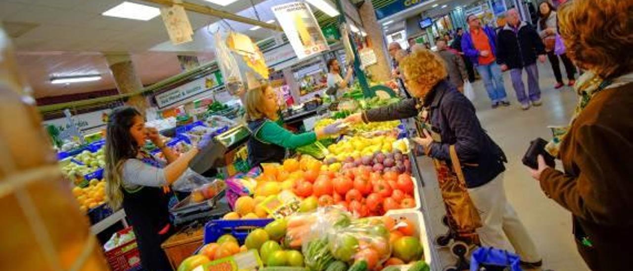 Los viernes y los sábados, el mercado es un hervidero de productos y clientes.