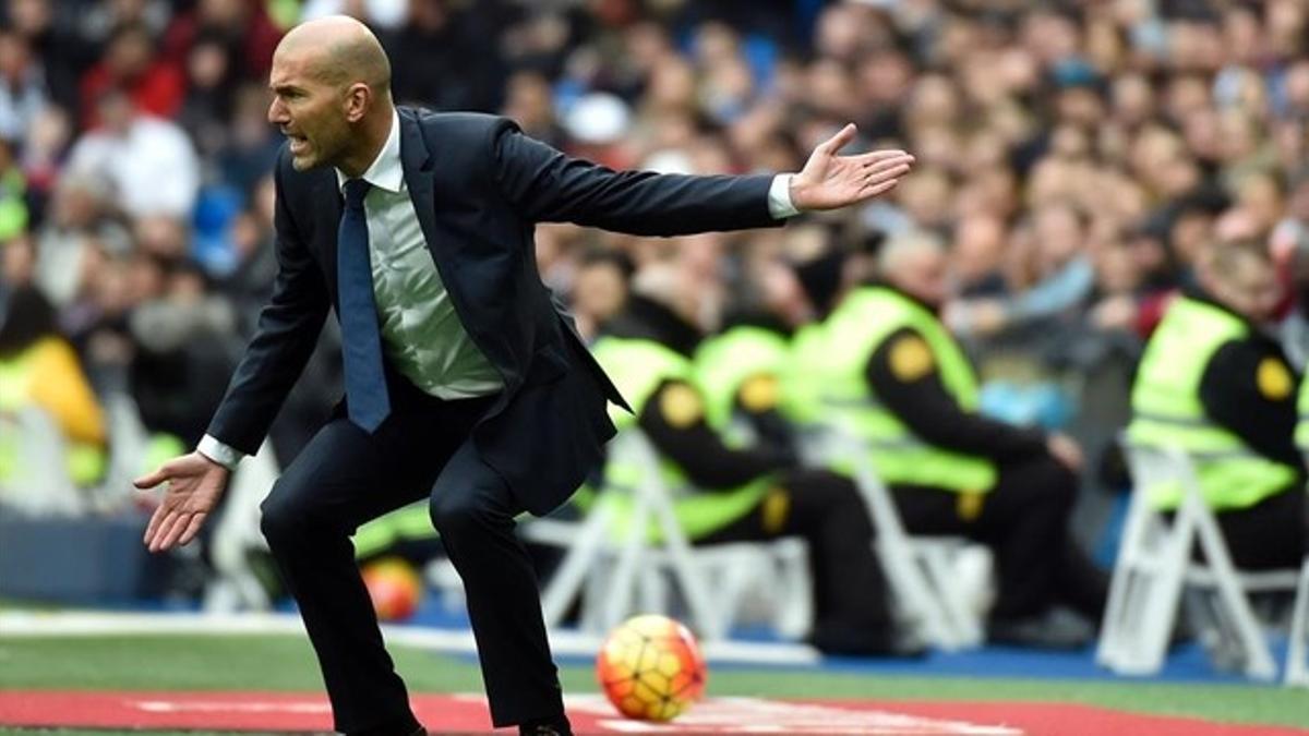 Zidane gesticula durante el partido del Madrid con el Athletic en el Bernabéu.