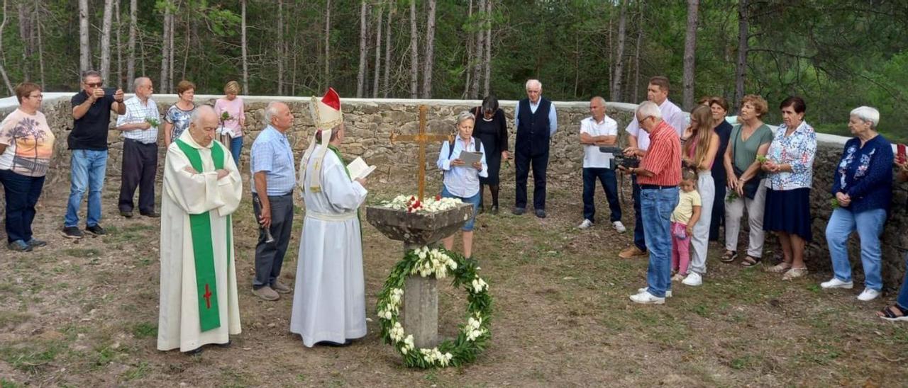 El bisbe de Solsona, Francesc Conesa, beneeix el cementiri de Tentellatge | M.ÀNGELS CLOTET