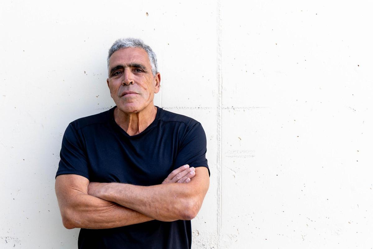 Alejandro M. Gallo, escritor de "Vallekas 2084", en la sede de INFORMACIÓN en Alicante