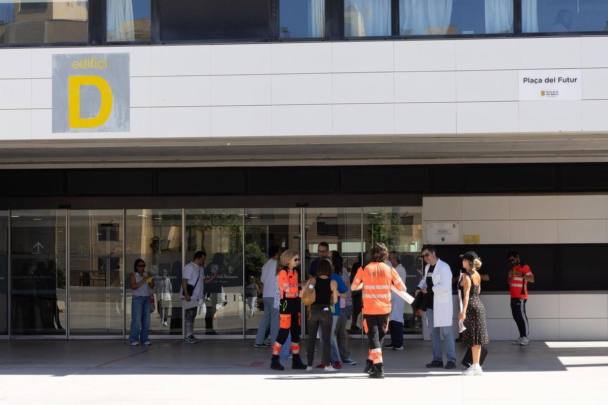 Imágenes de la concentración de la huelga de médicos en las puertas de Can Misses