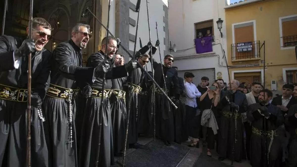 Un momento de la procesión de Viernes Santo en Sagunt.