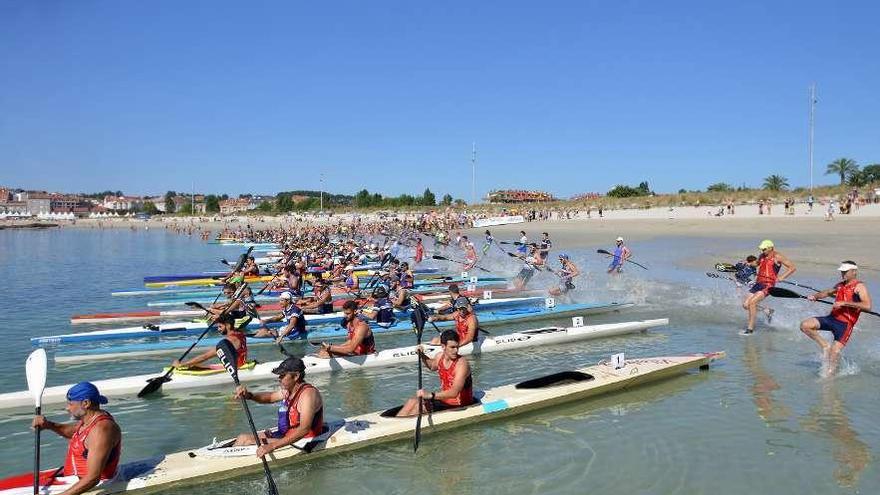 Salida desde la playa de Baltar (arriba). Equipo vencedor de la prueba. // Gustavo Santos