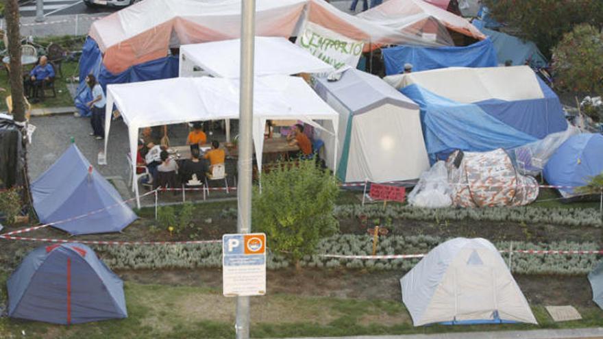 Campament del moviment dels «indignats» a la plaça Catalunya de Girona |