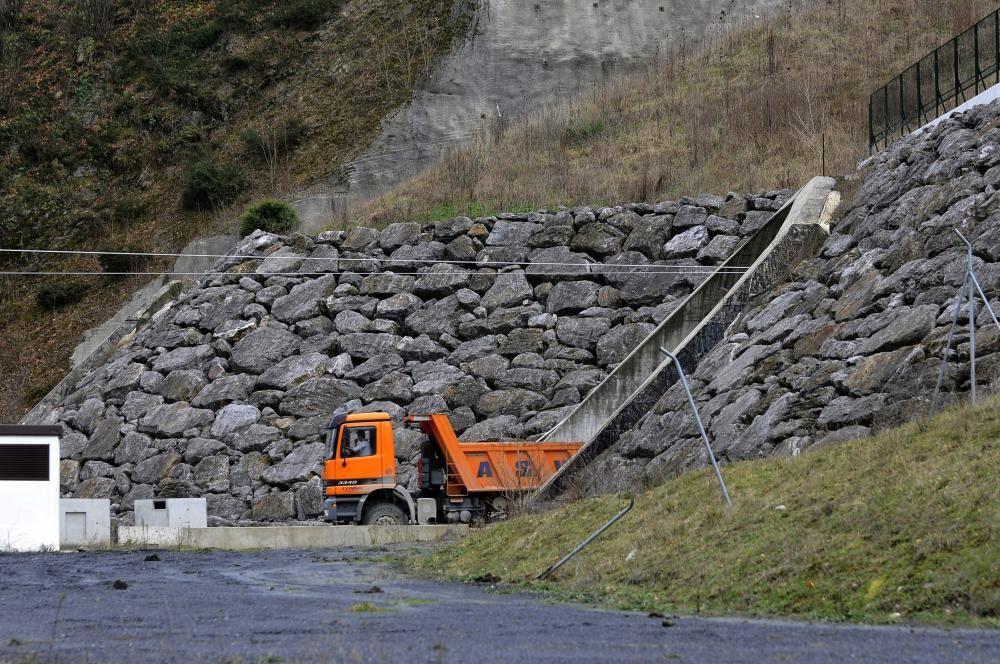 Actividad en los túneles de Sotiello en las obras de la variante ferroviaria de Pajares.