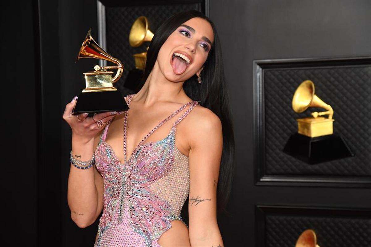 Dua Lipa, con el Grammy al mejor álbum de pop vocal que ha ganado en la edición de 2021.
