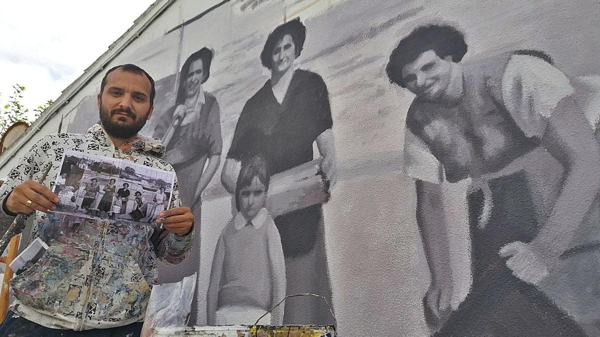 Yoseba MP amosa a fotografía na que inspirouse para realizar o mural da rúa da Ponte.