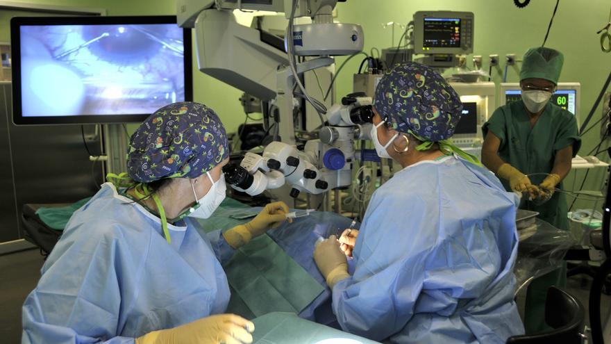El Hospital Dr. Negrín trata con cirugía microincisional a pacientes con glaucoma no avanzado
