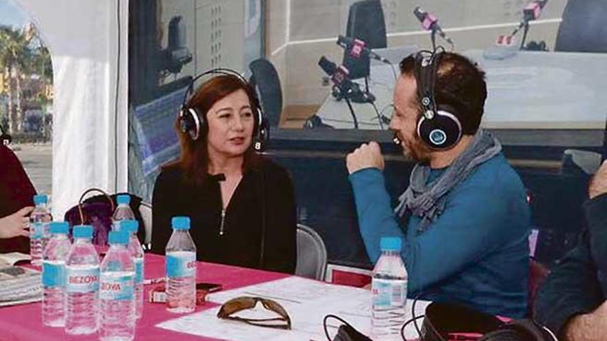 Francina Armengol, ayer junto al presentador de IB3 Ràdio, Rafa Gallego.