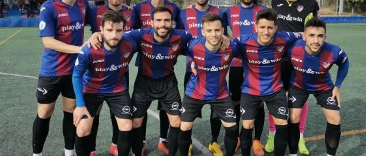 Jugadores de la UD Alzira antes del partido en El Perdiguer.