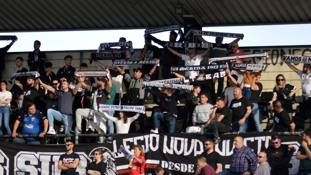 Afición del Mérida, durante el partido ante el Talavera.