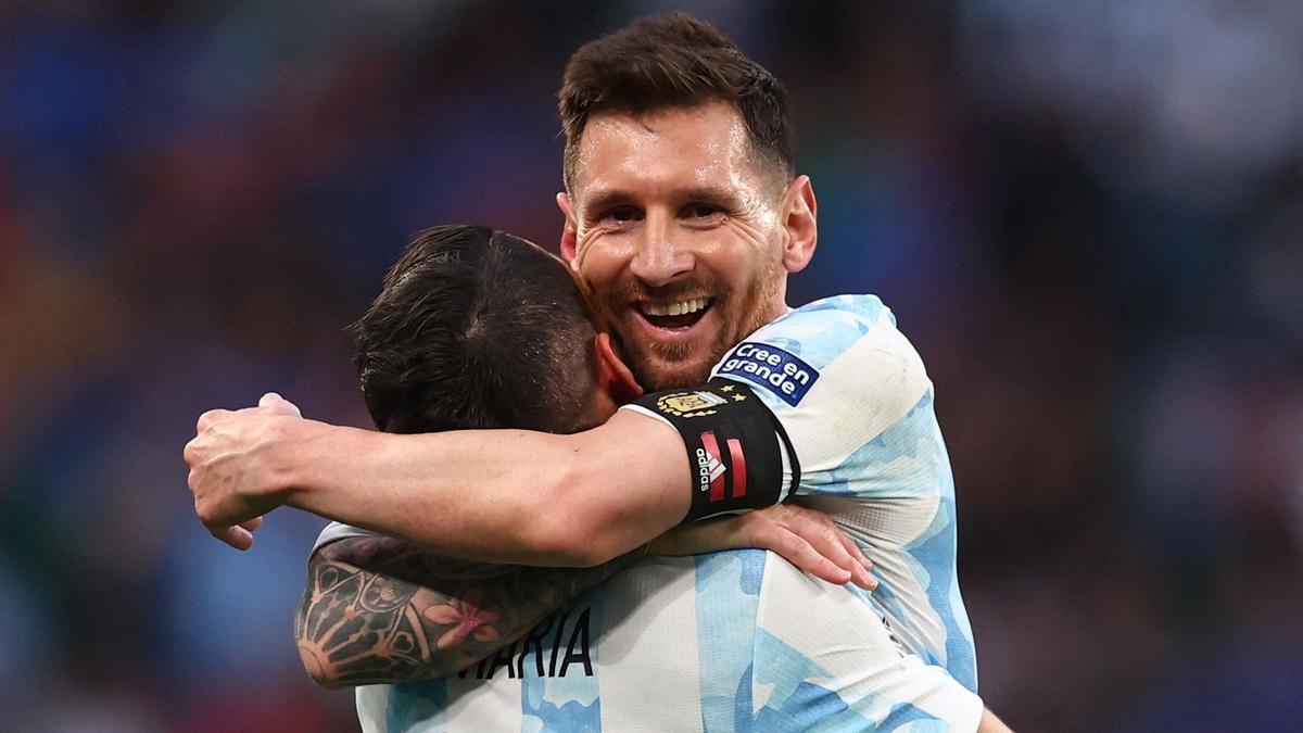 Messi celebra el gol de Di Maria