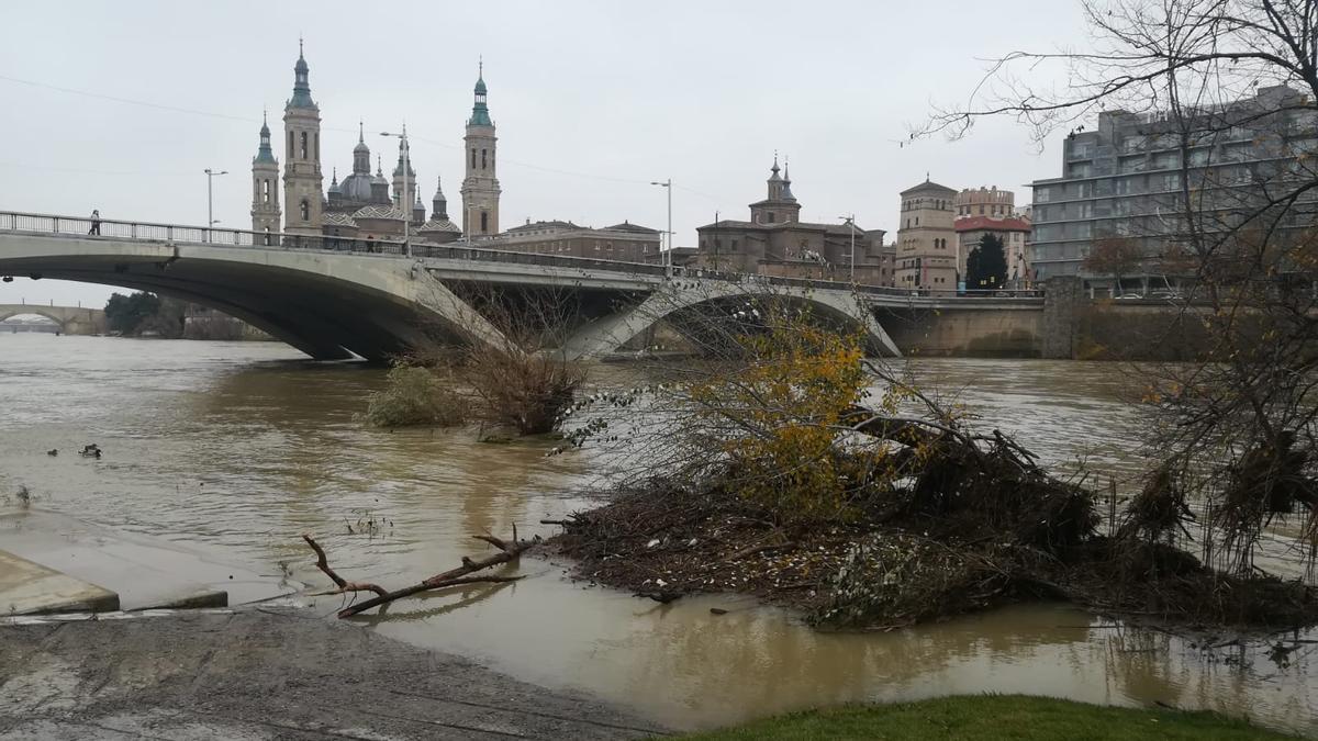 Zaragoza empieza a limpiar los efectos de la crecida