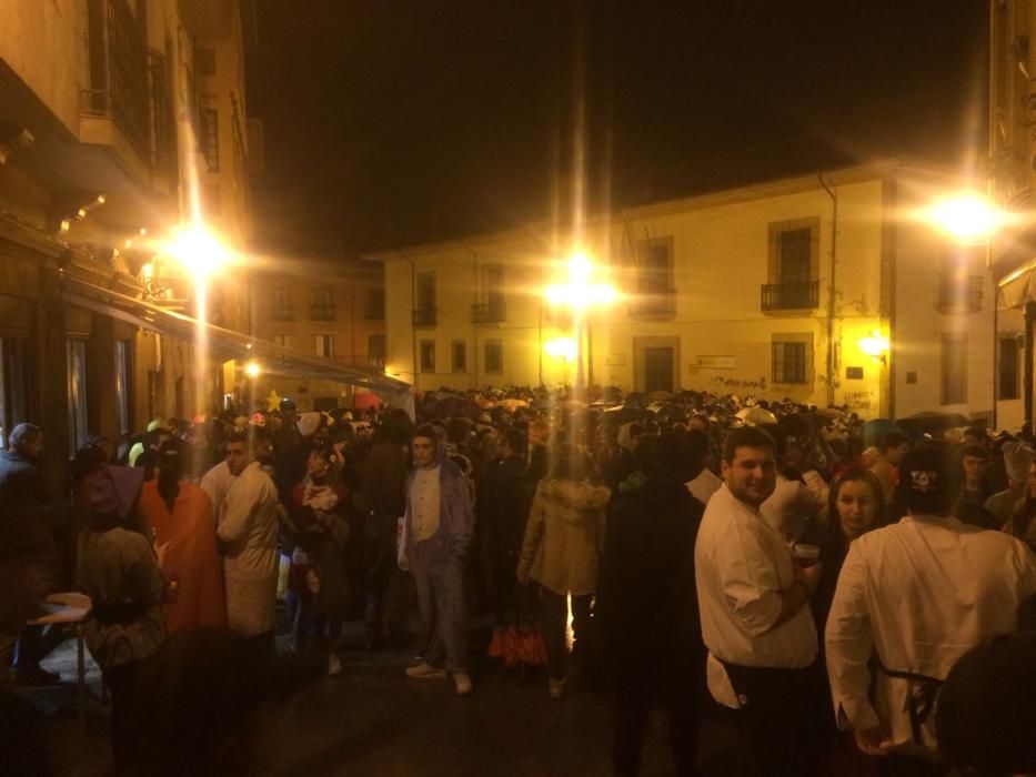 El botellón de carnaval llena de basura el Antiguo