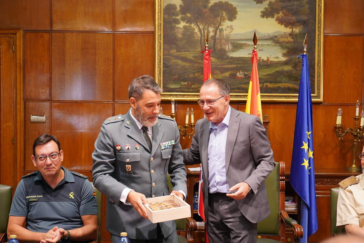 Ángel Blanco García entrega la réplica de una cariátide al teniente coronel en la despedida del mando.
