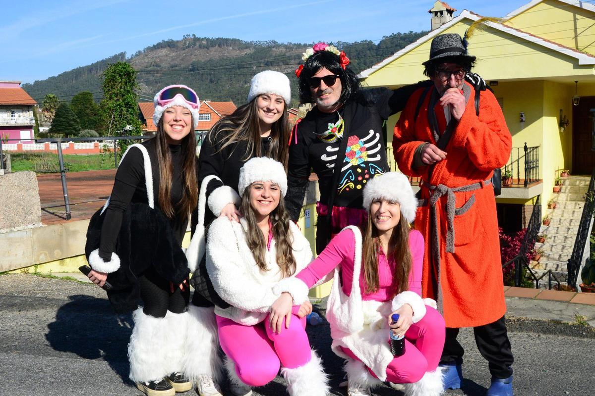 Miles de personas entierran al Mexillón en el carnaval de Aldán