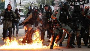 zentauroepp50490629 hong kong  china   20 10 2019   riot police react after a fi191021225326