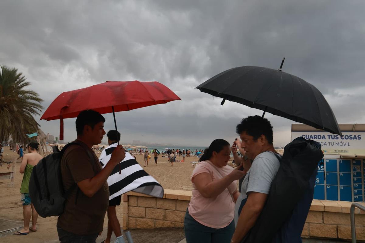 Así ha llegado la tormenta a la playa del Postiguet de Alicante