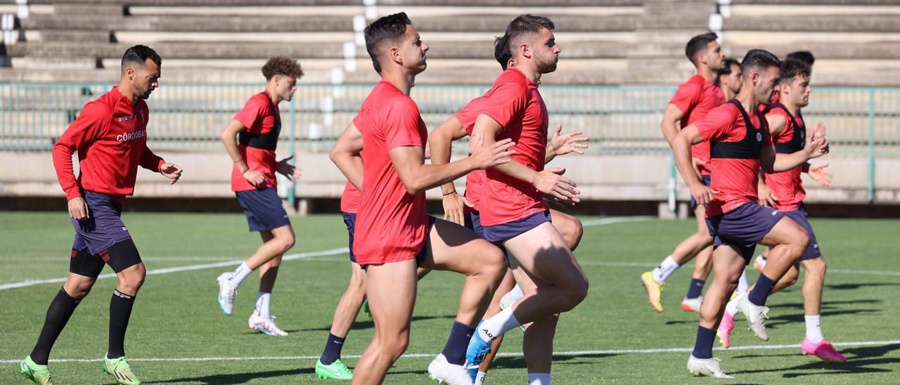 Los futbolistas del Córdoba CF, durante el calentamiento de una sesión de trabajo de esta semana.