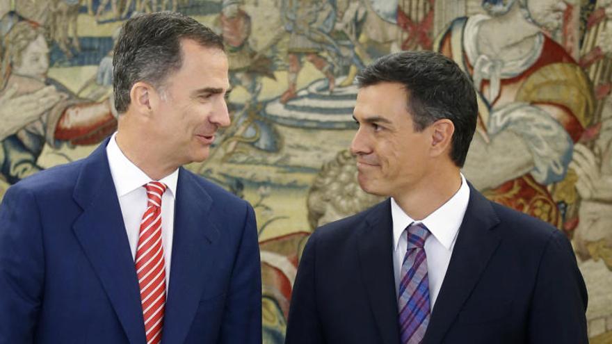 Felipe VI junto a Pedro Sánchez en Zarzuela.