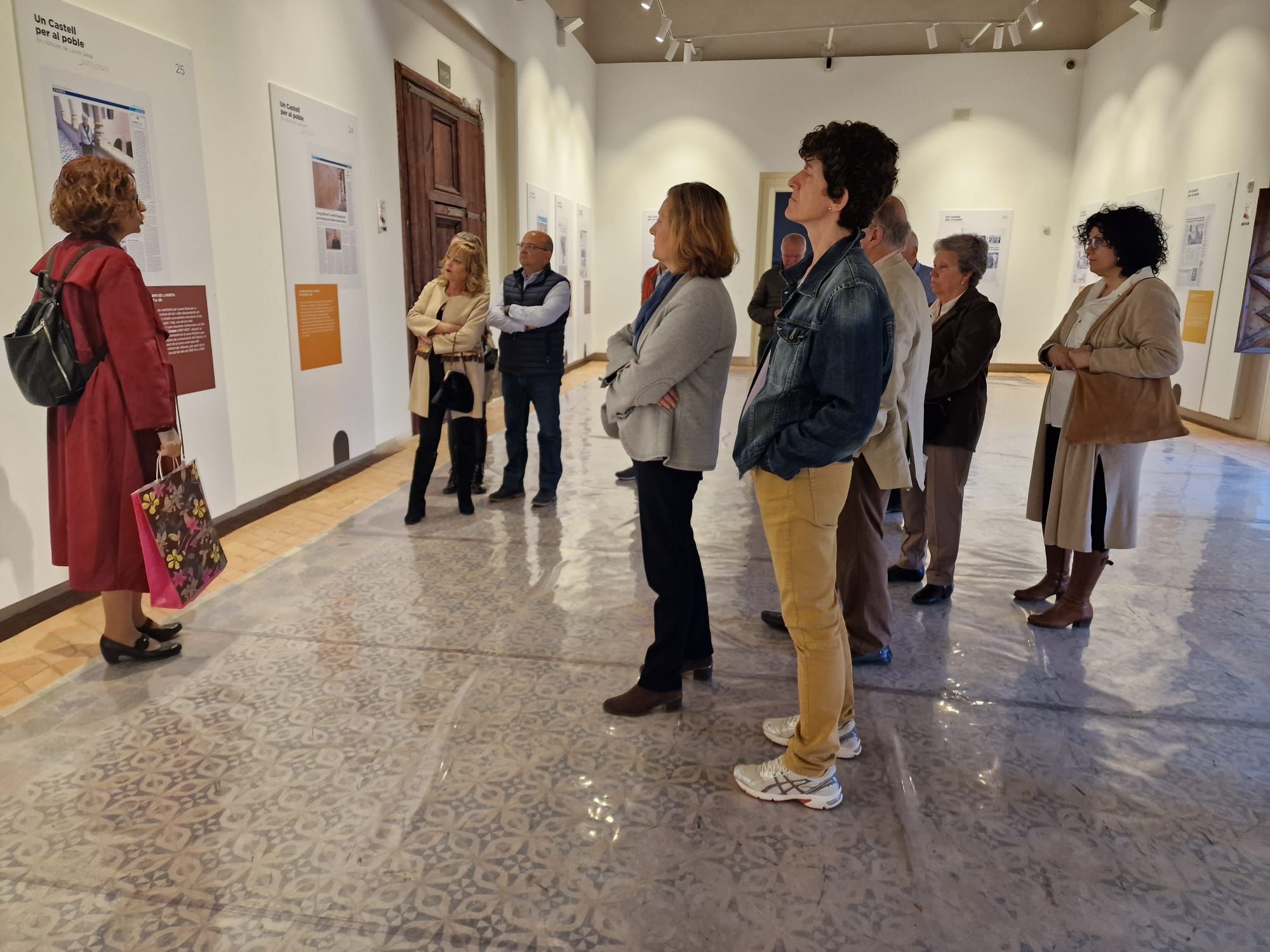 Visita a la exposición "Un Castell per al Poble en notícies de Laura Sena".