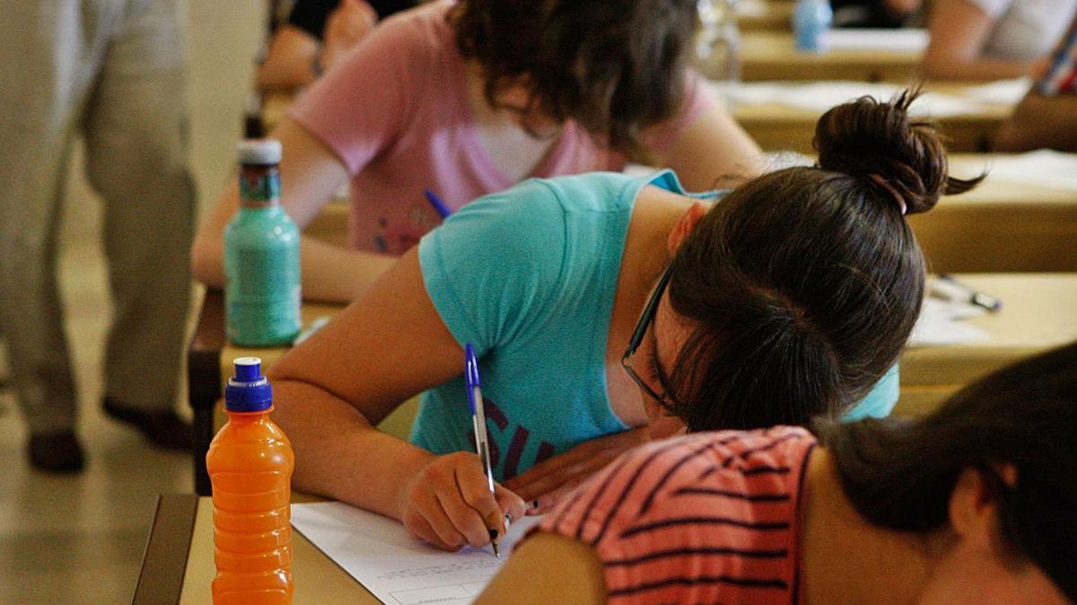 Universitarios durante un examen antes de la llegada de la pandemia del COVID. | E. Fraile