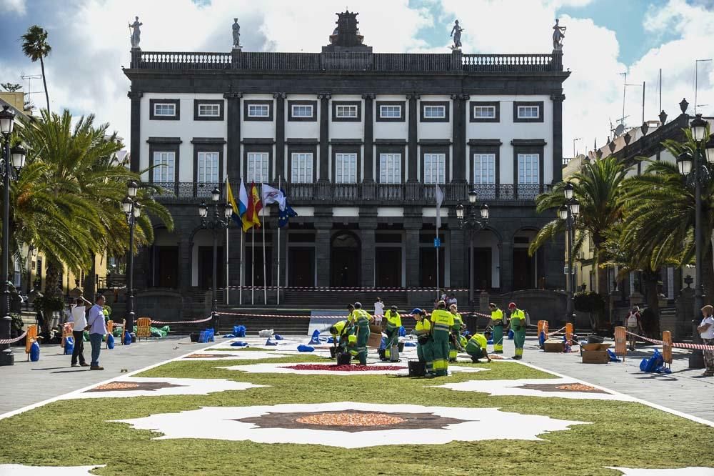 Preparación de las alfombras para el Corpus Christ