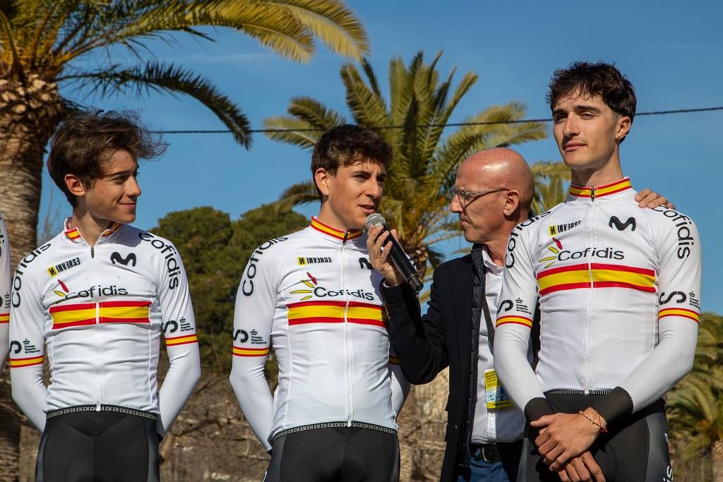 Vuelta Ciclista a Murcia: imágenes de la salida en Jumilla