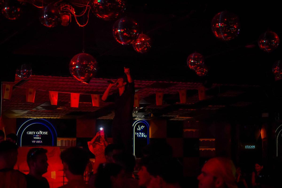 Cantante barcelonés Luis Gual en la discoteca Bling Bling antes del partido España contra Francia.