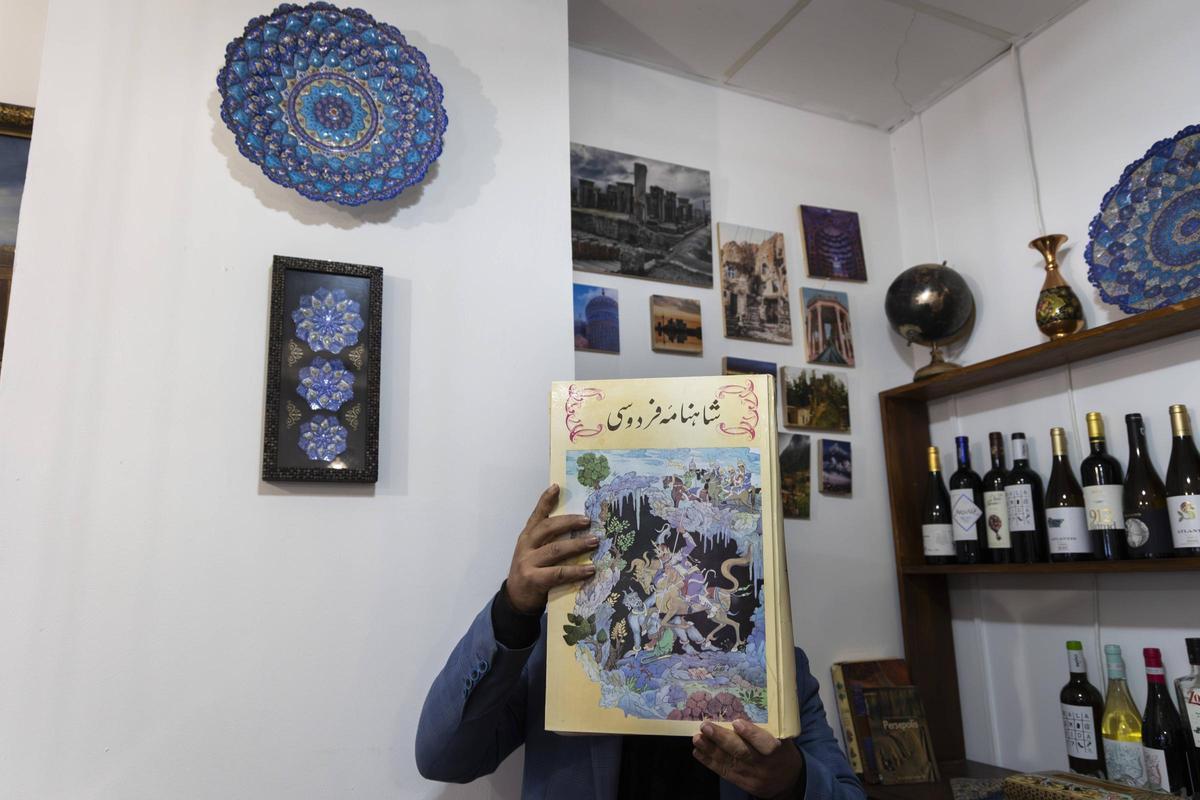 Cyrus (nombre falso), que prefiere no ser identificado con su nombre real por miedo a represalias, en su local de restauración en València