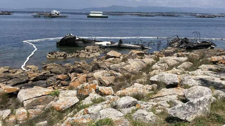 Los restos del &quot;Boramar&quot; permanecen en la costa de Punta Cabreira (A Toxa), donde ahora es preciso eliminar todo tipo de residuos. // Muñiz