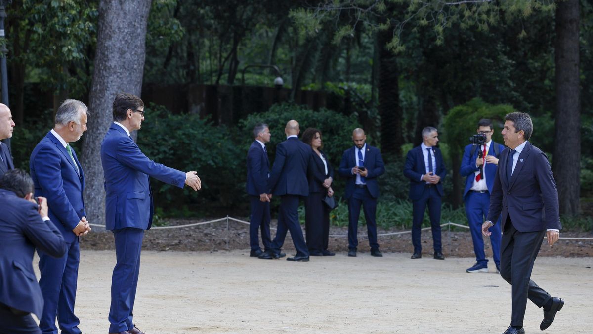 Salvador Illa recibe a Mazón en la conferencia de presidentes del pasado junio, en Barcelona.