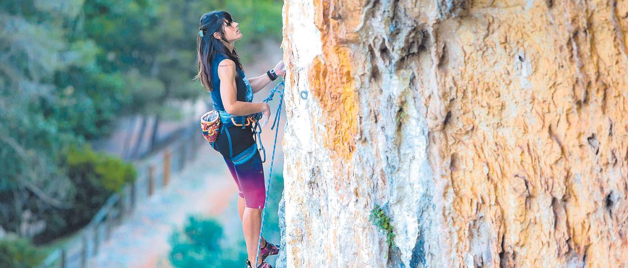 Una escaladora en la ascensión por la pared de La Cova de la Petxina.