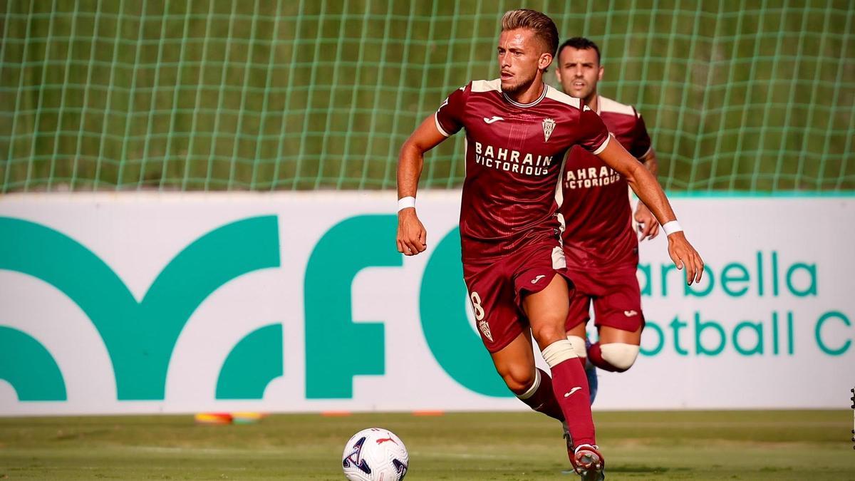 Isma Ruiz conduce el balón durante el Orlando Pirates-Córdoba CF