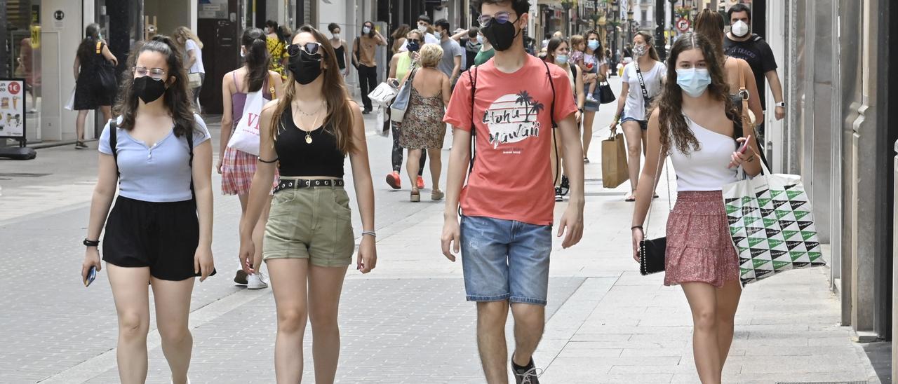 Imagen de archivo de gente paseando con mascarilla por el centro de Castelló.