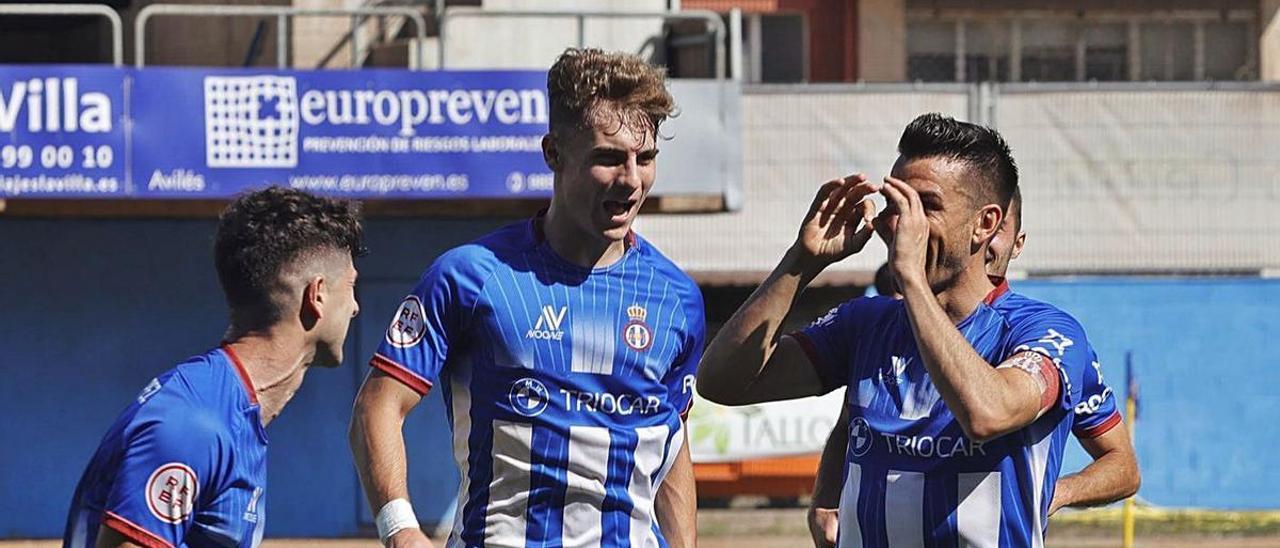 Natalio, a la derecha, celebra un gol con Vidorreta, en el centro, y Nacho López, en el Suárez Puerta. | Miki López