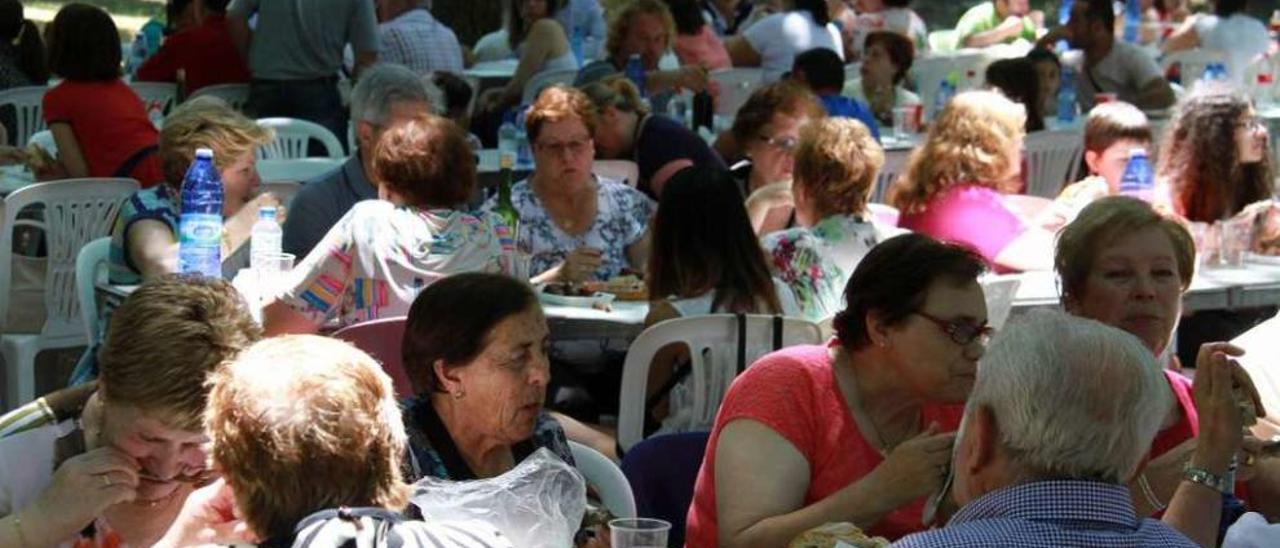 Vecinos de Silleda, en una churrascada tras el final de las fiestas de verano. // Bernabé/Gutier