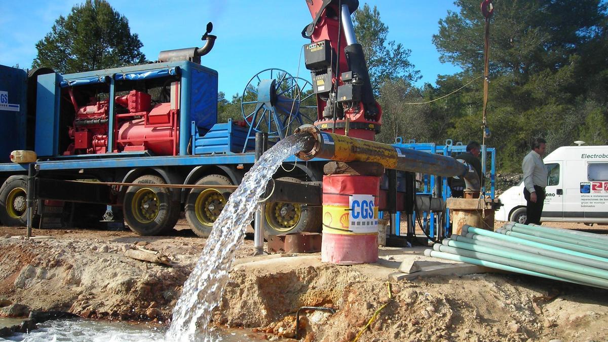 Extracción de agua de un pozo para el abastecimiento agrícola en una localidad valenciana.